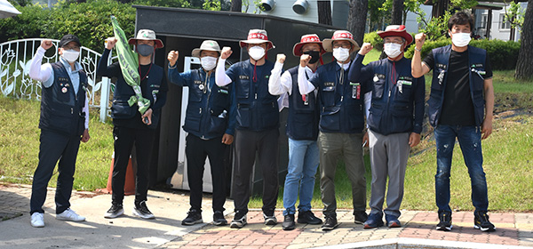충북건설노조 회원들이 보은군청이 문제해결에 나설 것을 촉구하고 있다.