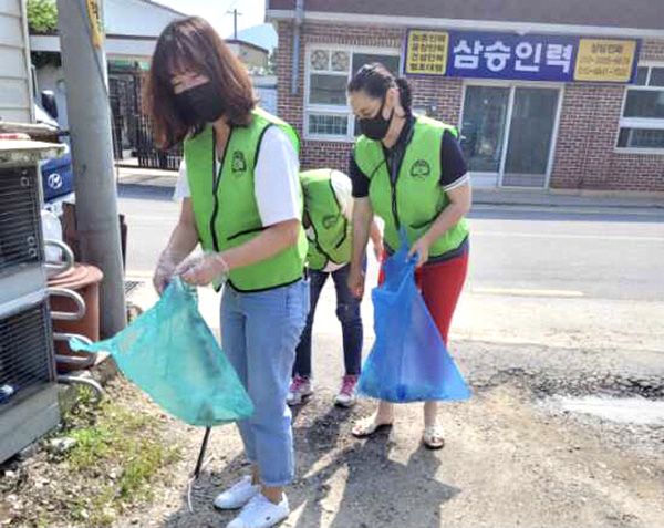 속리산중 학부모들이 학교주변의 쓰레기를 줍고있다.
