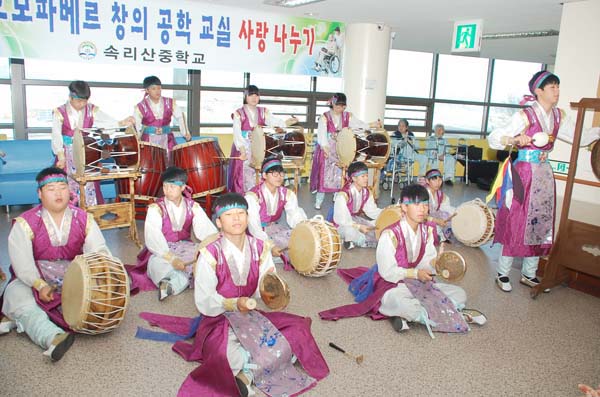 사진은 속리산중학교 풍물패의 공연모습.