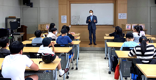 윤갑진 지사장이 올바른 건강습관의 필요성을 강조하고 있다.