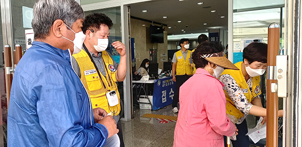 적십자봉사회원들이 코로나19 백신을 맞으러온 어르신들은 안내하고 있다.