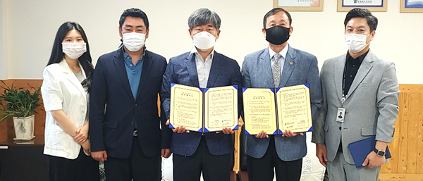 UAM연구센터 조연수 연구원, 청주대 문정호 교수, 센터장 조환기 교수,연규영 교육장, 박종화 장학사가 업무협약이행을 다짐하고 있다.