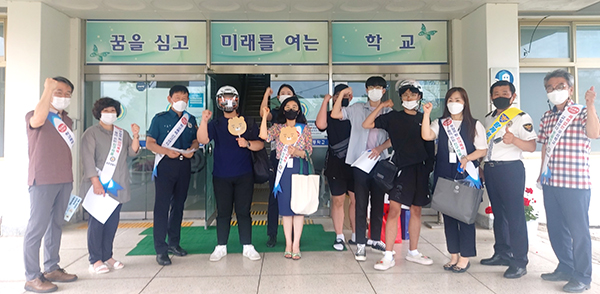 보은경찰서와 보은교육청 및 학교교사가 학교폭력방지와 교통법규준수의 필요성을 알기기 위한 캠페인에 나서고 있다.