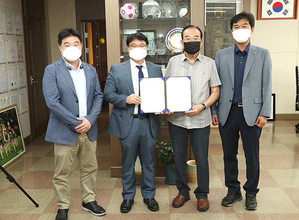 정상혁 군수와 조원준 ㈜바이오프랜즈 대표가 보은산업단지 내 180억 규모의 투자협약을 체결하고 포토타임을 갖고 있다.