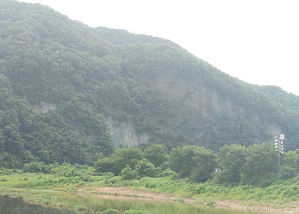 봉황리 입구에서 바라본 청벽산 전경.