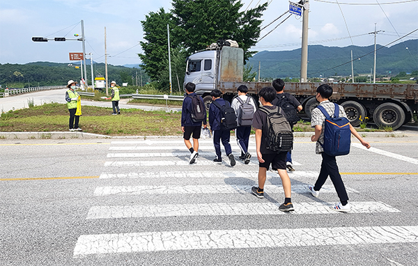 선배시민경찰봉사단이 보덕중학교 앞 건널목에서 학생들의 하굣길 안전을 돌보고 있다.