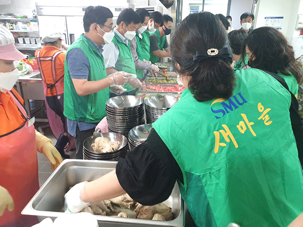 실버복지관을 찾은 보은군새마을직·공장협의회 회원들이 어르신들게 삼계탕 배식을 하고 있다.