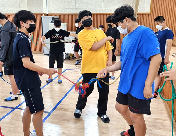 속리산중 학생들이 충북학생수련원을 찾아 레그레이션을 즐기고 있다.