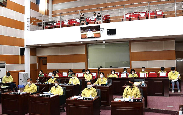 제385회 보은군의회 임시회 5차 본회의가 열리고 있는 본회의장.