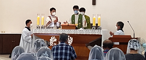 최현 프란치스코 신부가 초임지인 보은성당을 찾아 해외선교에 대한 설교를 하고 있다.