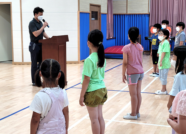 지난 22일 수한초등학교가 여름방학 방학식을 갖고 있다.