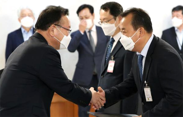 김부겸 국무총리가 지난달 22일 서울 종로구 정부서울청사에서 열린 시민사회위원회 민간위원 위촉장 수여식에서 박연수 신임위원에게 위촉장을 수여하고 있다. /사진제공 속리산둘레길