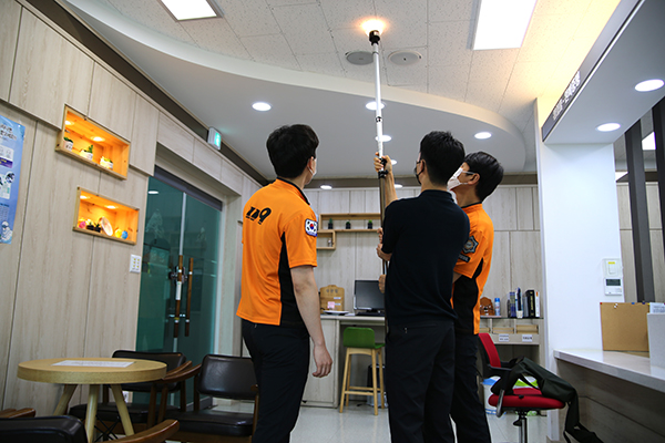 보은소방서 직원이 민원인에게 소방시설 자체점검기구 사용법을 알리고 있다.