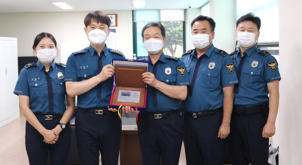 (좌측부터) 백유진 순경, 이종길 보은경찰서장, 신도철 마로파출소장, 정진호 경위, 김용한 경위.