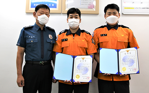 보은소방서 이광선 소방교와 강태훈 소방사가 보은경찰서로부터 감사장 받고 있다.
