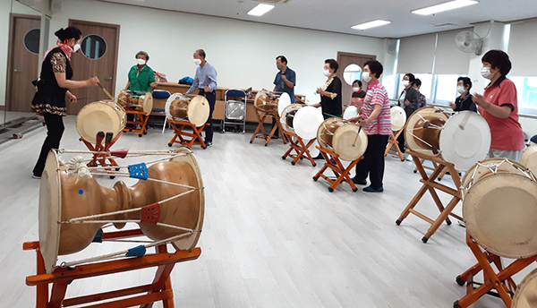 어르신들이 해오름대학 장구교실에서 장구를 배우고 있다.