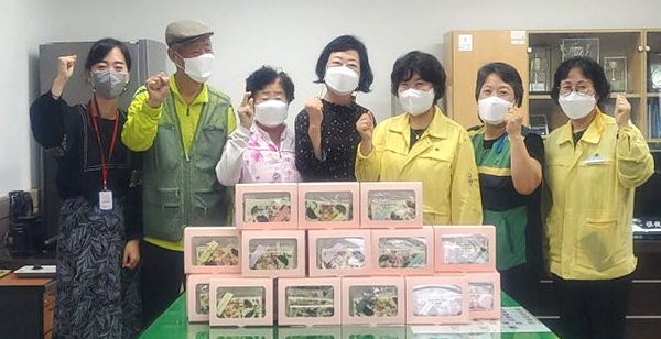 보은군실버복지관 어르신들이 보은군보건소 직원들에게 수제 초콜릿 전달하고 있다.