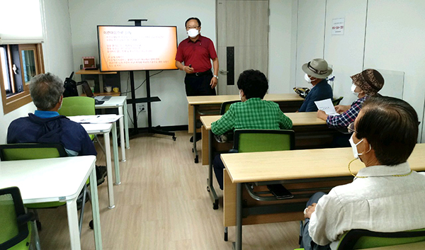 역사문화교실 이희재 강사가 보은의 역사와 올바로 살아갈 방법을 가르치고 있다.