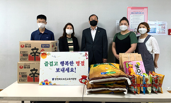 연규영 교육장이 파랑새지역아동센터를 방문해 물품을 전달하고 있다.