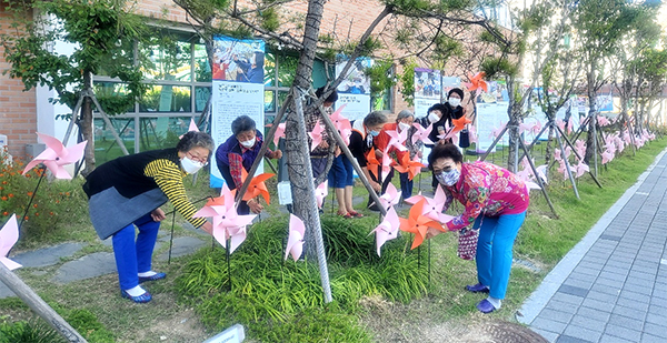 지난 27일 노인의날 기념 전시회 바람개비를 설치하는 보은군실버복지관 선배시민 상록수 자원봉사단 어르신들.