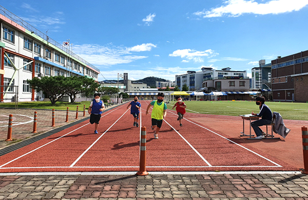 동광초 1~2학년 학생들이 달리기 경기를 펼치고 있다.