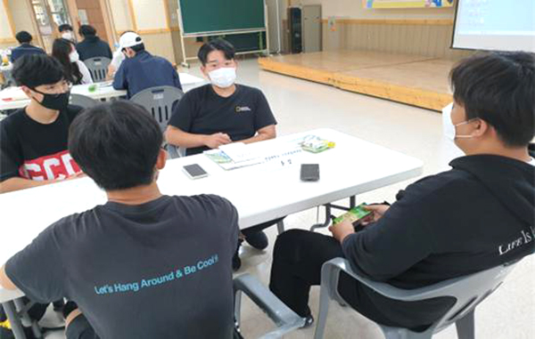 충북생명산업고 졸업생과 재학생이 만나 농창업에 대한 의견을 나누고 있다.