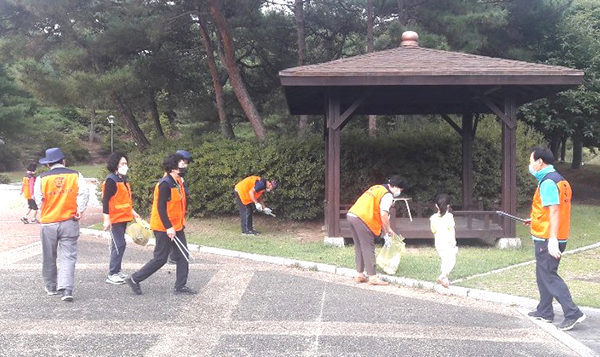 보은군문화재지키미들이 동학공원에서 환경정화활동을 펼치고 있다.