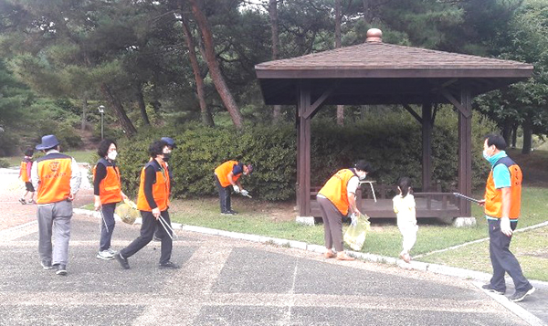 보은군문화재지키미들이 동학공원에서 환경정화활동을 펼치고 있다.