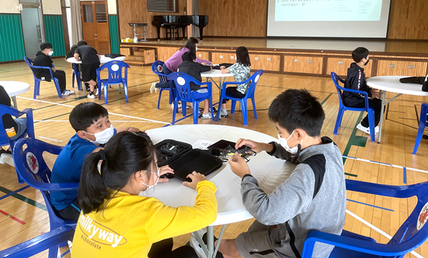 내북초 학생들이 스마트기기와 텔로 연결 작업을 하고 있다.