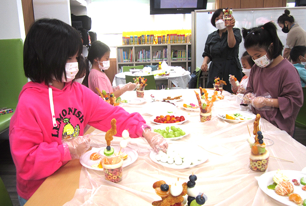 독서축제에 참여한 수정초 학생들이 푸드테라피를 만들고 있다.