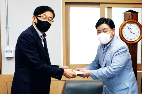 김홍락(우측) 종곡초 총동문회장이 김홍석 교장에게 장학금을 전달하고 있다.