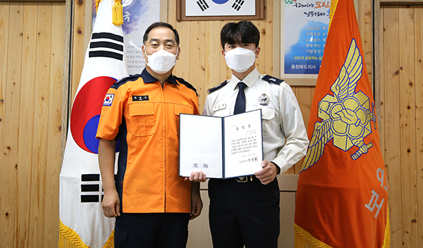 오인성 소방관이 한종욱 서장으로부터 모범공무원표창을 수상하고 있다.