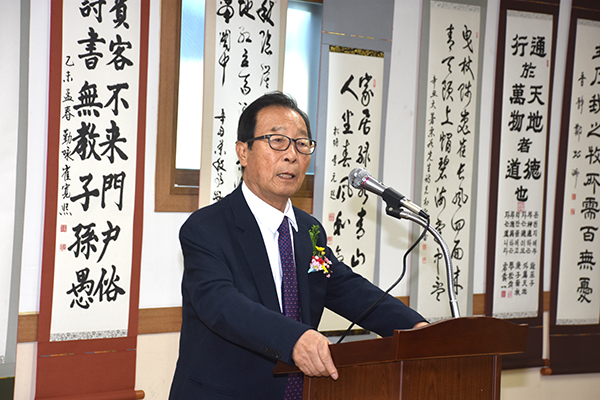 보은서예협회 정기형 회장이 개회사를 하고 있다.