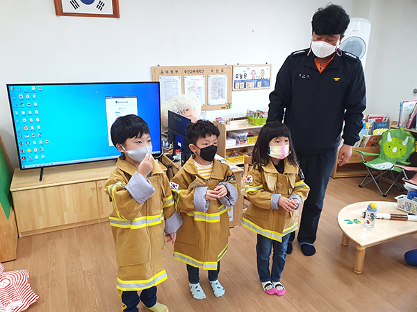 삼산초 병설유치원 대상으로 소방안전교육을 실시하고 있다.