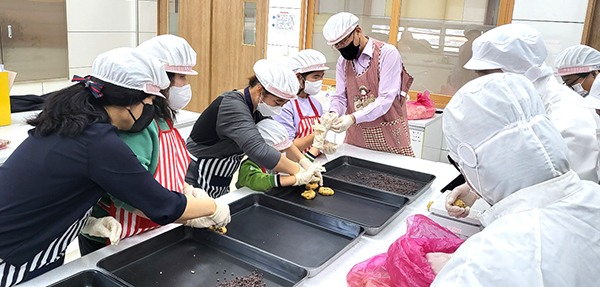 보은지역 특수교육대상 학부모들이 연규영 교육장과 함께 장애학생의 정체성 향상을 위해 제과 제빵 프로그램을 펼치고 있다.
