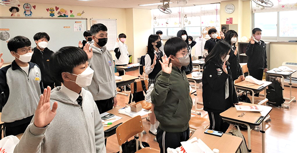 속리산중 학생들이 손을 들어 독립선언을 하고 있다.