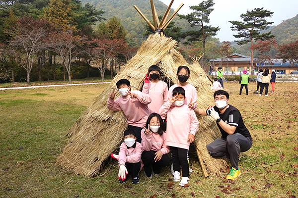 잘산대 대박마을을 찾은 학생들이 원시인들이 살던 집 앞에서 즐거움을 표하고 있다.