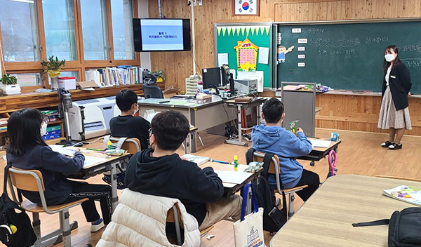 내북초를 방문한 청주교대 학생이 수업을 진행하고 있다.