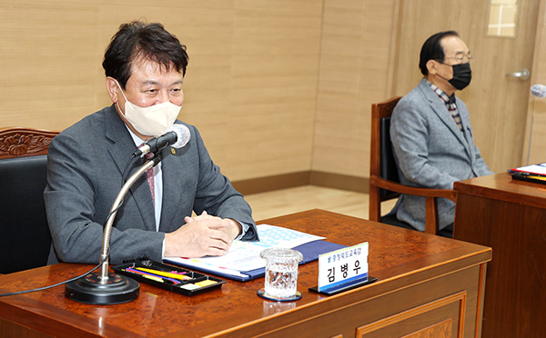 김병우 교육감이 보은을 찾아 보은지역 교육관계자들과 간담회를 진행하고 있다.