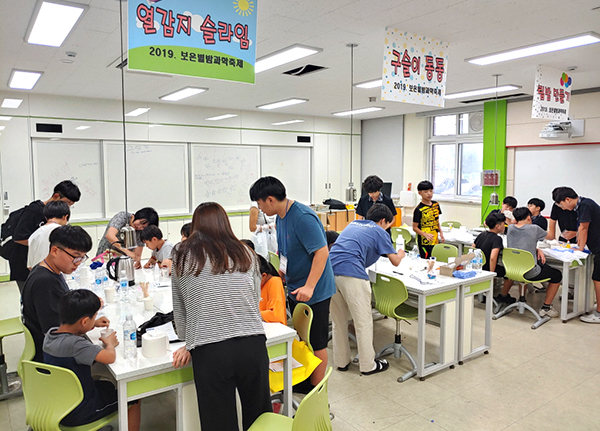 보은중학교 학생들이 2019년 별밤과학축제에서 다양한 과학체험을 하고 있다.