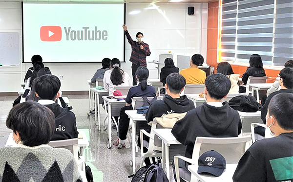 영알남으로 잘 알려진 양승준 유튜버가 영어특강을 펼치고 있다.