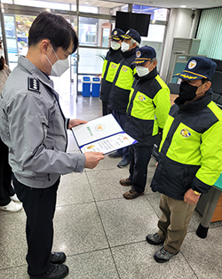 이종길 서장이 아동지킴이들에게 감사장을 수여하고 있다.