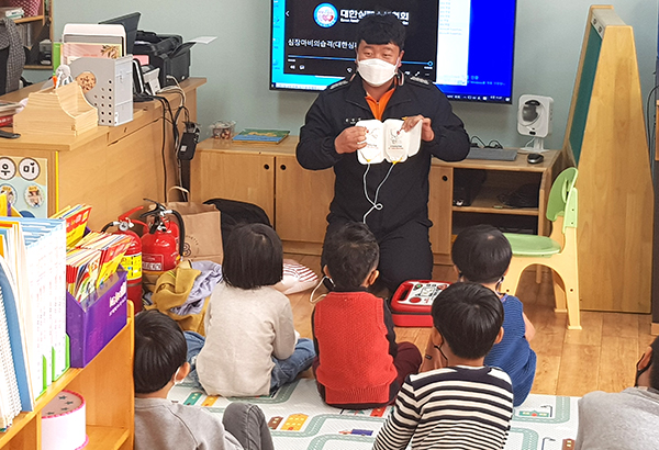 보은소방서 소방관이 세중초 병설유치원을 찾아 심폐소생술 교육을 펼치고 있다.