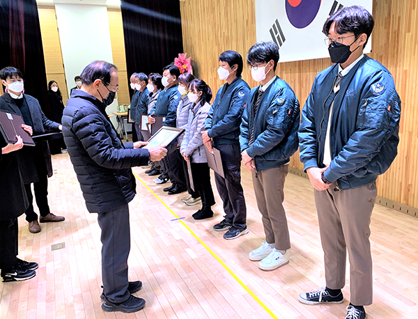 보은군 농업인의 날 행사에서 정상혁 군수가 수장자들에게 시상을 하고 있다.