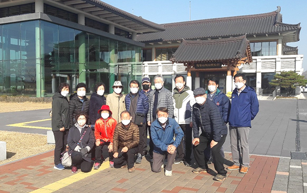 경주로 견학을 간 보은군문화재지키미들이 황룡사역사문화관에서 “찰칵”