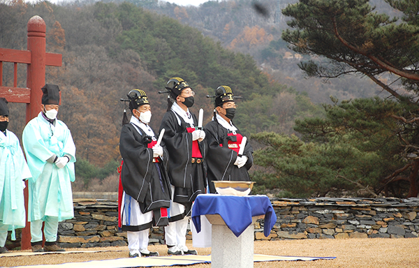 오른쪽부터 정상혁 군수, 연규영 교육장, 정희덕 노인회장이 사직제를 올리고 있다.