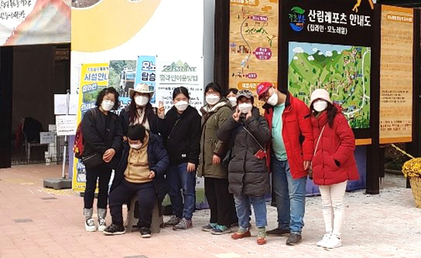 보은바하센터 관계자와 장애우들이 모노레일 체험장을 방문했다.