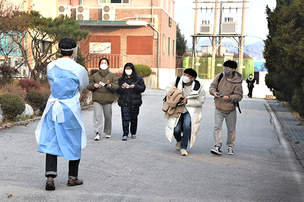 2022대입 수능생들이 바쁜 발걸음으로 시험장이 마련된 보은고로 들어서고 있다.