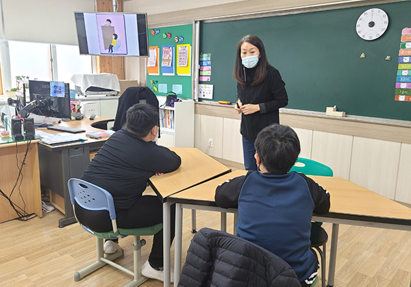 사진은 정미광 강사가 교육을 펼치는 모습.