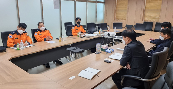 한종욱 사장이 오션브릿지를 방문해 간담회를 갖고 있다.